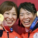 　２０２１年８月、東京五輪のレスリング女子で、姉妹で金メダルを獲得し笑顔の金城（旧姓川井）梨紗子（右）と妹の恒村友香子＝幕張メッセ