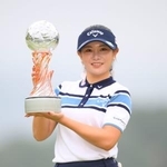 　通算１４アンダーで優勝し、トロフィーを手に笑顔の河本結＝東名ＣＣ