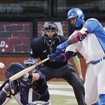 　８回日本ハム２死一、二塁、レイエスが右越えに逆転の２点打を放つ＝エスコンフィールド