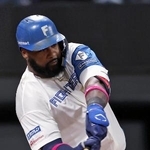 　８回日本ハム２死一、二塁、レイエスが右越えに逆転の２点打を放つ＝エスコンフィールド