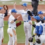 　オリックスに勝利しタッチを交わす日本ハムナイン。２連勝でＣＳファイナルステージ進出を決めた＝エスコンフィールド