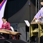 　１２日、ソウルで開かれた「日韓交流おまつり２０２５」で、日本の琴と朝鮮伝統楽器の協奏を披露する演者ら＝１２日（共同）