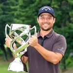 　通算１９アンダーで優勝し、トロフィーを手に笑顔のザンダー・シャウフェレ＝横浜ＣＣ