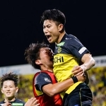 　柏-川崎　試合終了間際、チーム４点目のゴールを決め、大喜びの柏・細谷＝三協Ｆ柏