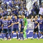 　決勝進出を決め、タッチを交わす広島イレブン＝Ｅピース