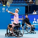 　車いすテニス男子ダブルスのエキシビションマッチでプレーする国枝慎吾さん（奥）と小田凱人＝有明コロシアム