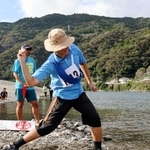 　「仁淀川国際水切り大会」の「チャンピオンシップ」部門で優勝の侯寧さん＝１２日午後、高知県いの町