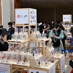 　各パビリオン関係者が仕上げたカラフルなミャクミャクのフィギュアの展示＝１２日午前、大阪市此花区の夢洲