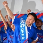 　佐賀市長選で無投票での再選が決まり、拳を突き上げる坂井英隆氏＝１２日午後、佐賀市