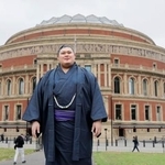 　大相撲のロンドン公演が開催されるロイヤル・アルバート・ホールの前でポーズをとる横綱大の里＝１２日、ロンドン（共同）