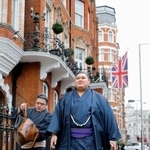 　ロンドンの街中を散策する横綱大の里（右）＝１２日（共同）