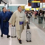 　大相撲のロンドン公演のため、英ヒースロー空港に到着した豊昇龍（手前）ら＝１２日、ロンドン（共同）