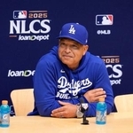 　記者会見に臨むドジャースのデーブ・ロバーツ監督＝１２日、ミルウォーキー（ＡＰ＝共同）