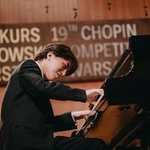 　第１９回ショパン国際ピアノ・コンクールの２次予選で演奏する牛田智大さん＝１２日、ワルシャワ（（Ｃ）Ｗ．Ｇｒｚｅｄｚｉｎｓｋｉ／ＮＩＦＣ提供・共同）