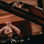 　第１９回ショパン国際ピアノ・コンクールの２次予選で演奏する進藤実優さん＝１２日、ワルシャワ（（Ｃ）Ｋ．Ｓｚｌｅｚａｋ／ＮＩＦＣ提供・共同）