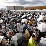 　閉幕日、開場前に東ゲートに並ぶ大勢の人たち＝１３日午前、大阪市此花区の夢洲