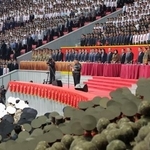 　平壌のメーデースタジアムを訪れた北朝鮮の金正恩朝鮮労働党総書記（中央）＝１２日（朝鮮中央通信＝共同）