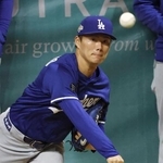 　ブルペンで投球するドジャース・山本＝ミルウォーキー（共同）
