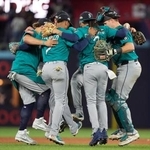 　ブルージェイズとの第１戦を制し、喜ぶマリナーズの選手たち＝１２日、トロント（イマジンイメージズ・ロイター＝共同）