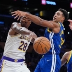 　ウォリアーズとのオープン戦でルーズボールを競り合うレーカーズの八村塁（左）＝１２日、ロサンゼルス（ＡＰ＝共同）