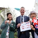 　スイス館を訪れた「万博おばあちゃん」として知られる山田外美代さん（右）＝１３日午前、大阪市此花区の夢洲