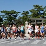 　出雲全日本大学選抜駅伝で、出雲大社前からスタートする選手たち