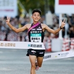 　ゴールする国学院大アンカーの上原琉翔。２年連続３度目の優勝を果たした＝出雲ドーム前