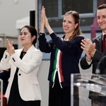 　イタリア館の式典に参加した（左から）宮原知子さん、カロリナ・コストナーさん＝１３日午前、大阪市此花区の夢洲