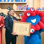 　ミャクミャクに感謝状を授与し、記念撮影に応じる石破首相。左は日本館の藤原紀香名誉館長、右は武藤経産相＝１３日午前、大阪市此花区の夢洲（代表撮影）