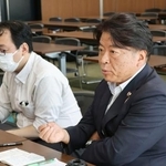 　佐賀県弁護士会から意見聴取する共産党の仁比聡平参院議員（手前）＝１３日午前、佐賀市