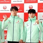　出発前にポーズをとる（右２人目から）岡慎之助、橋本大輝ら＝１３日、成田空港