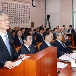 　韓国国会で開かれた国政監査に出席した最高裁のチョ喜大長官（左端）＝１３日、ソウル（聯合＝共同）