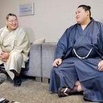 　取材に応じる大相撲の大の里（右）、豊昇龍の両横綱＝１３日、ロンドン（共同）