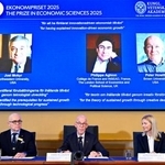 　ノーベル経済学賞を（スクリーン左から）ジョエル・モキイア氏、フィリップ・アギヨン氏、ピーター・ホーウィット氏に授与すると発表した記者会見＝１３日、ストックホルム（ＴＴ通信提供・ロイター＝共同）
