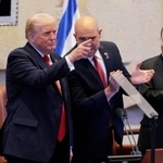 　１３日、演説のためイスラエル国会に到着したトランプ米大統領（左）＝エルサレム（ロイター＝共同）