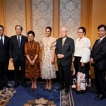 　スウェーデン大使館主催の行事で写真に納まる（左から）駐日スウェーデン大使、（１人おいて）北川進京都大特別教授、高円宮妃久子さま、ビクトリア皇太子、野依良治氏、（１人おいて）坂口志文大阪大特任教授、妻の教子さん＝１３日午後、東京都内のホテル