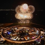 　閉幕日を迎えた大阪・関西万博の会場で打ち上げられた花火＝１３日午後６時４０分、大阪市此花区の夢洲（共同通信社ヘリから）