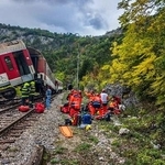 　スロバキア東部で発生した列車事故の現場付近で活動する救助隊員ら＝１３日（ＡＰ＝共同）