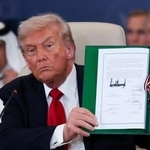 　パレスチナ自治区ガザの和平を巡る首脳級会合で関連文書に署名したトランプ米大統領＝１３日、エジプト東部シャルムエルシェイク（ゲッティ＝共同）