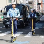 　電動キックボードに乗る警察官＝９日、大阪市中央区
