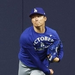 　キャッチボールするドジャース・山本＝ミルウォーキー（共同）