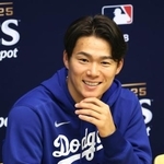 　記者会見で質問に答えるドジャース・山本＝ミルウォーキー（共同）