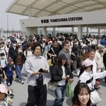 　大阪メトロ夢洲駅を利用し、万博会場へ向かう人たち＝４月、大阪市此花区の夢洲