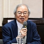 　「第３０回若山牧水賞」の受賞者について記者会見する選考委員の伊藤一彦さん＝１４日午前、宮崎市