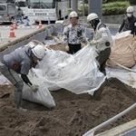 　９月１４日、経産省の花壇に入れられる東京電力福島第１原発事故の除染土