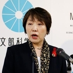 　記者会見する阿部文科相＝１４日午前、文科省