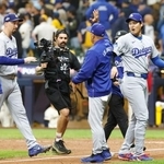　ブルワーズに勝利し、ロバーツ監督とタッチを交わすドジャース・大谷（右）＝ミルウォーキー（共同）