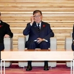 　閣議に臨む（左から）村上総務相、石破首相、中谷防衛相＝１４日午前、首相官邸