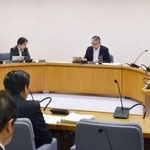 　三重県が全国初となる罰則付きカスハラ防止条例の制定に向け、基本方針案を示した県議会の委員会＝１４日午前