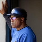 　メッツのコーチを務めていた２００８年、ベンチからオープン戦を見つめるサンディ・アロマーさん＝フロリダ州ウインターヘイブン（ＡＰ＝共同）